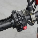 スマートフォンをBluetooth経由でバイクに接続し、通話、音楽、ターン・バイ・ターン・ナビゲーションなどの機能をディスプレイで直接操作できるようにする「ドゥカティ・マルチメディア・システム（DMS）」を搭載