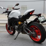 美しくしもキュッと挙げられたシャープなテールがアグレッシブな印象を与えるリヤビュー