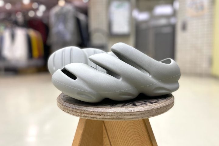 【クロックス本気の新作】クセ強シルエットが優秀!スニーカー界の巨匠が手掛けた「ROY」をエディターが試し履き