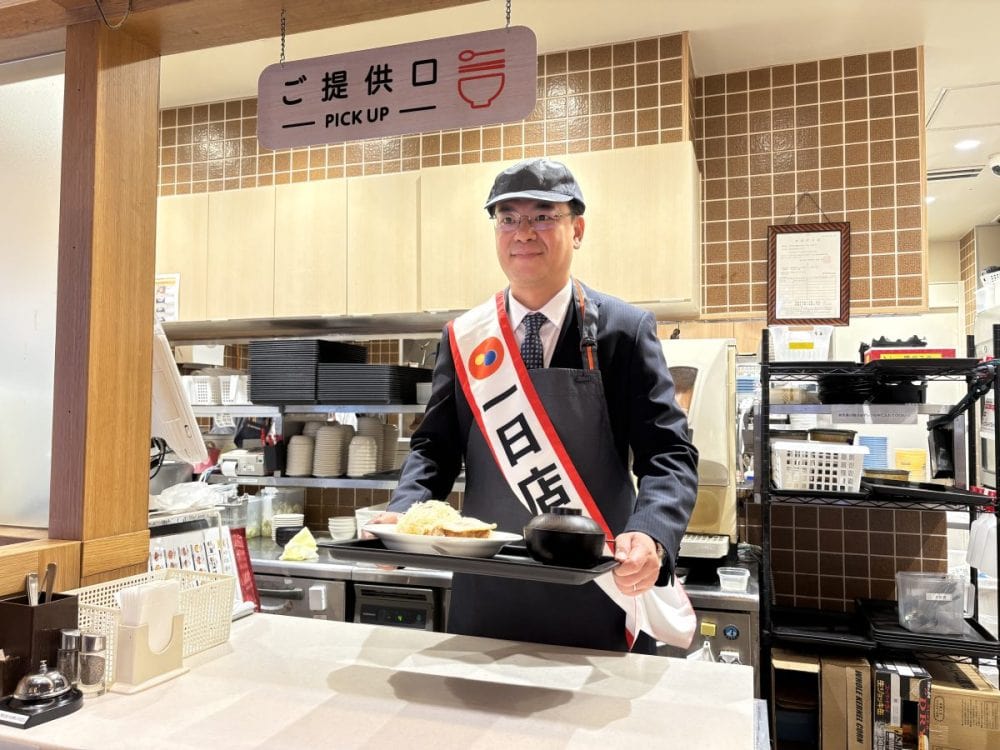 発売初日には、ベトナム社会主義共和国　特命全権大使　ファム・クアン・ヒエウ閣下も来店！