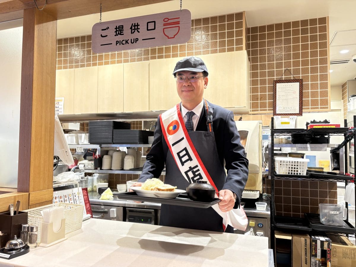 発売初日には、ベトナム社会主義共和国　特命全権大使　ファム・クアン・ヒエウ閣下も来店！