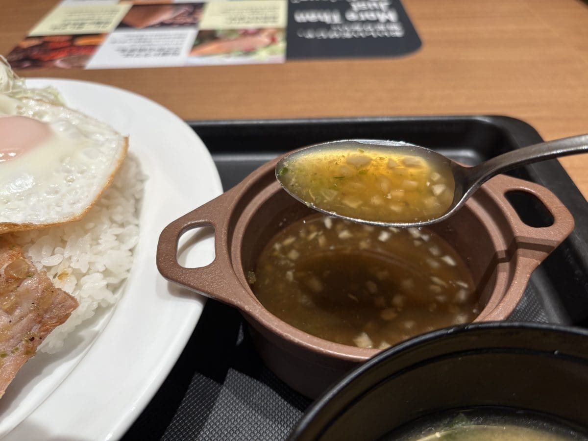 ふわっと広がるエスニックな香り、後から追いかけてくるピリ辛感……チェーン店とは思えないほどの、立体的かつ本格的な味にびっくり！