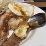 ヌクマムソースが加わることで、目玉焼きのまろやかさが一層際立つ