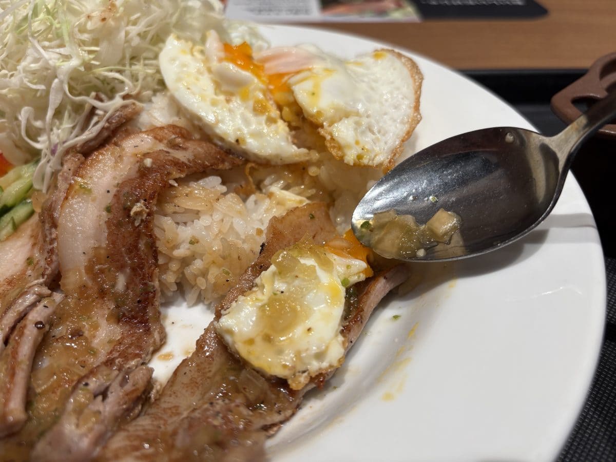 ヌクマムソースが加わることで、目玉焼きのまろやかさが一層際立つ