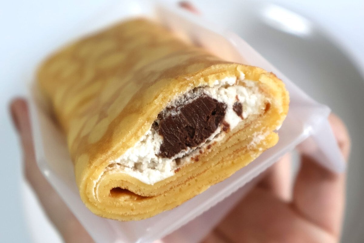 クレープのもっちり感とほろ苦なチョコ、そして甘すぎない生クリームが疲れを癒す