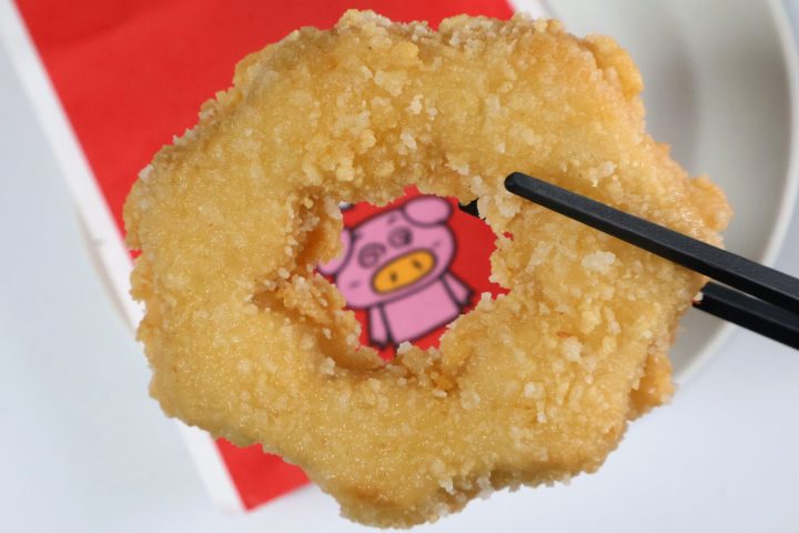【セブン新商品】ブタメン味!?「ポンデリング風」と噂の謎チキン&麺4倍ブタメンをガチ食べ比べ!味の再現度を検証したら衝撃の結末