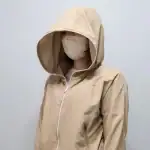 フード付きジャケットとマスクを着用した人物の画像.