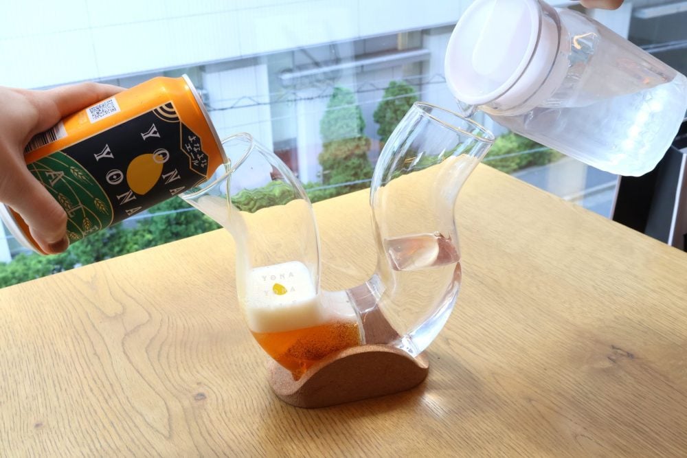 注ぐ際にはよなよなエールと水を同時に注ぐのが理想