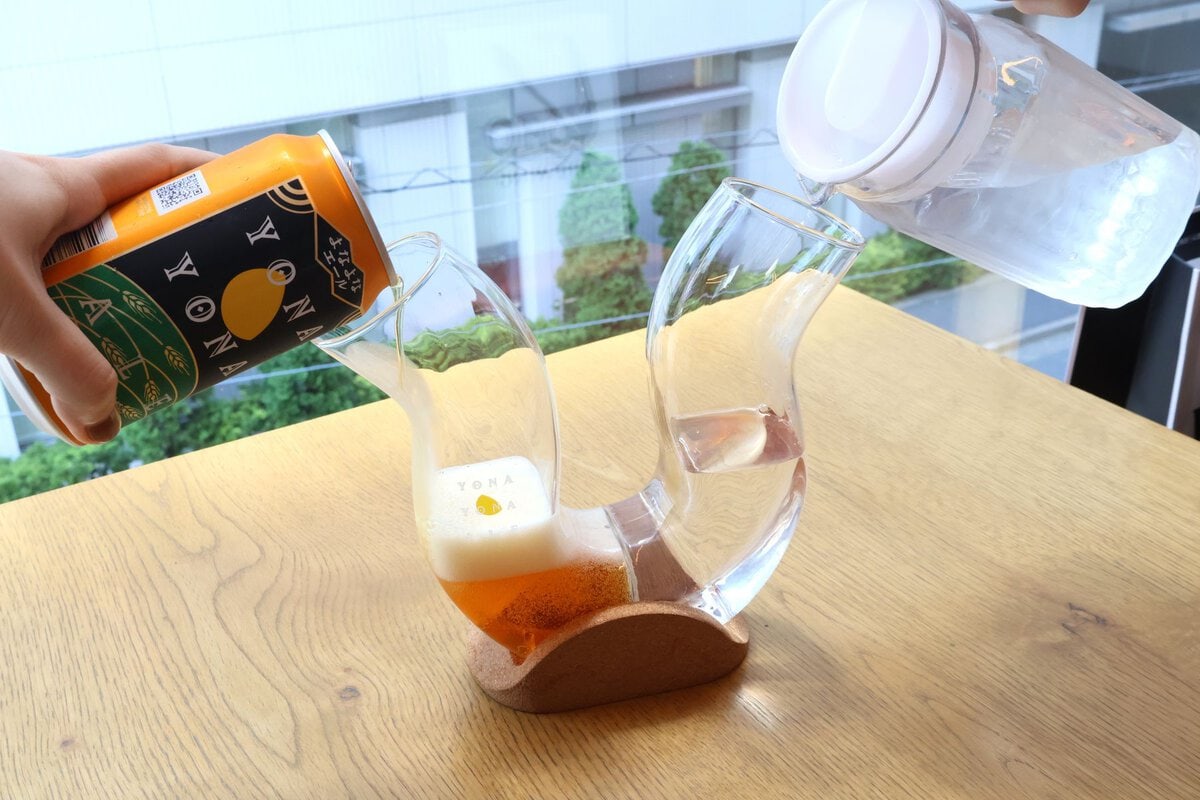 注ぐ際にはよなよなエールと水を同時に注ぐのが理想