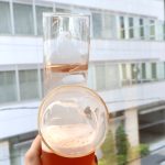 ビールを飲んでいる時に水側のグラスが目の前に迫ってくる