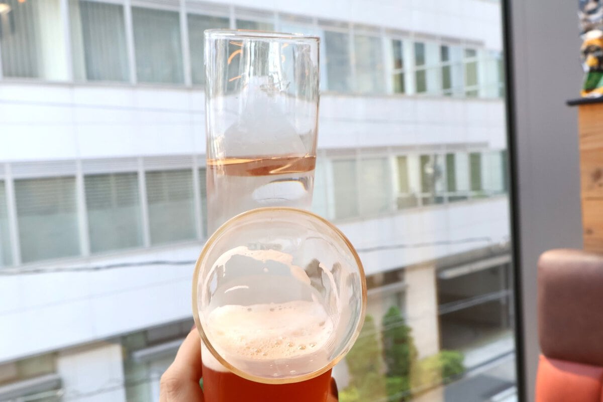 ビールを飲んでいる時に水側のグラスが目の前に迫ってくる