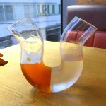 同じくらいの量の水も飲むと、ちゃんとグラスの傾きは戻る