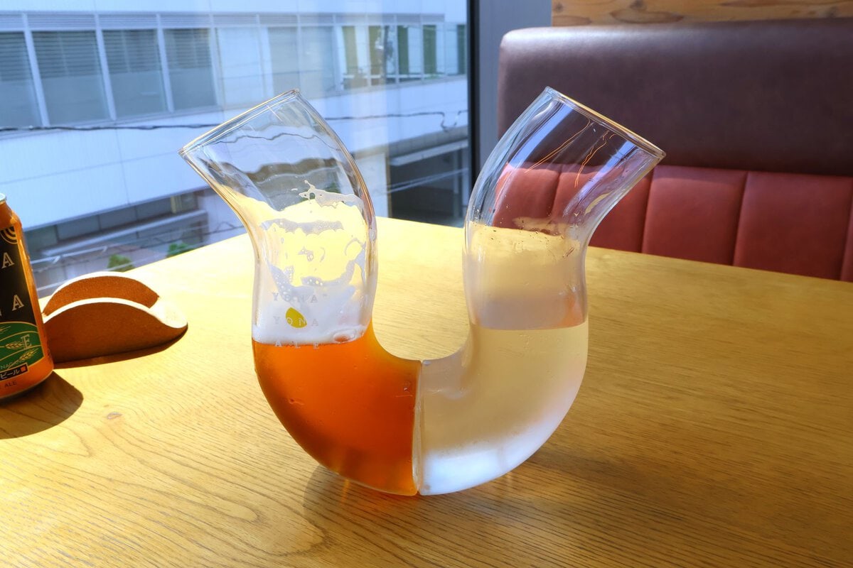 同じくらいの量の水も飲むと、ちゃんとグラスの傾きは戻る