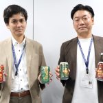 二人の男性が炭酸飲料を持つ写真.