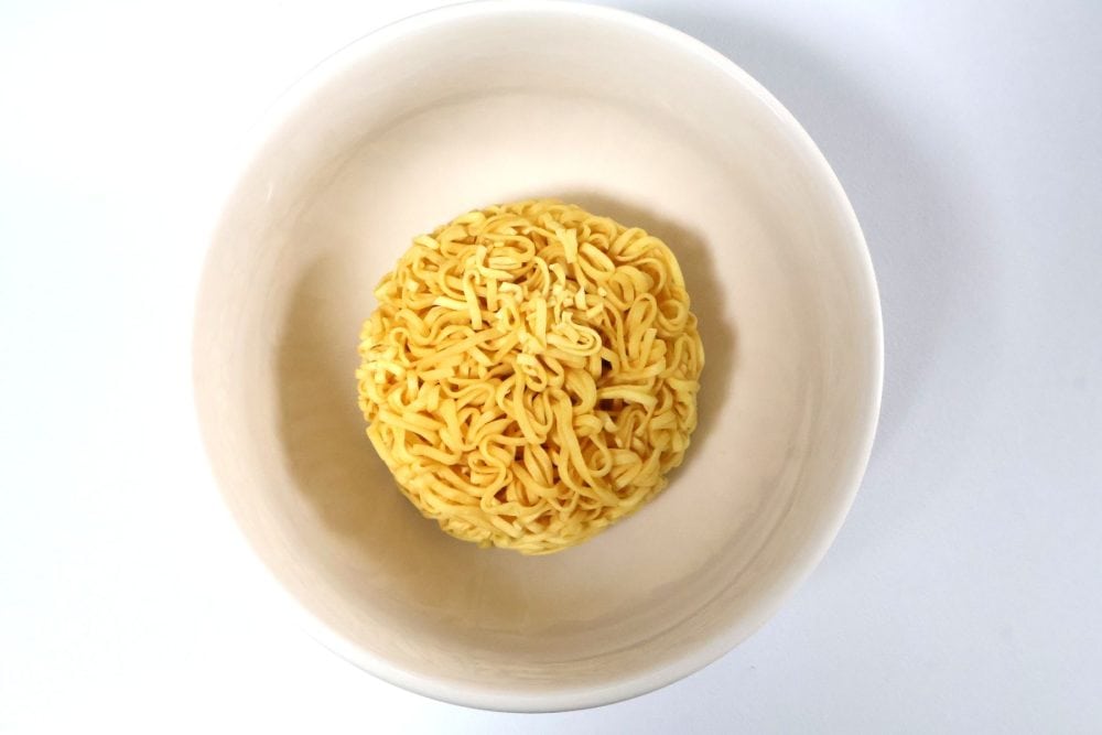 作り方は、麺とスープをお椀に入れてお湯を注ぐだけ