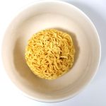 作り方は、麺とスープをお椀に入れてお湯を注ぐだけ