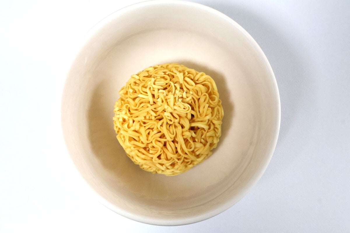 作り方は、麺とスープをお椀に入れてお湯を注ぐだけ