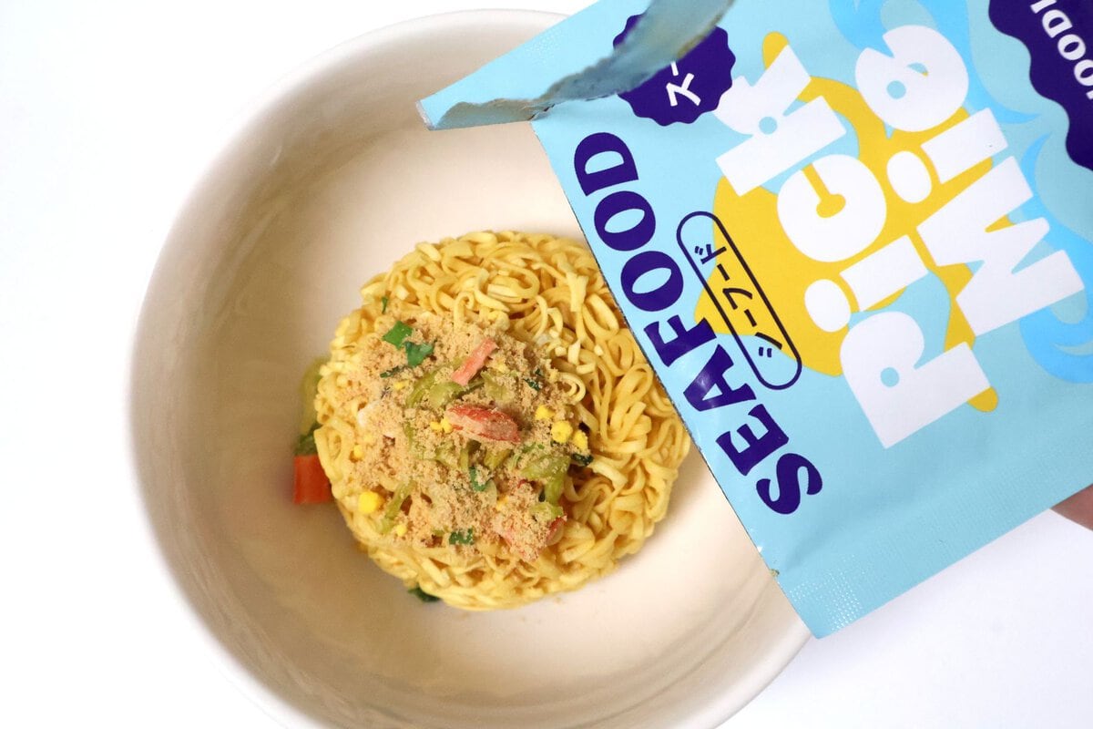 作り方は、麺とスープをお椀に入れてお湯を注ぐだけ
