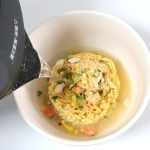 作り方は、麺とスープをお椀に入れてお湯を注ぐだけ