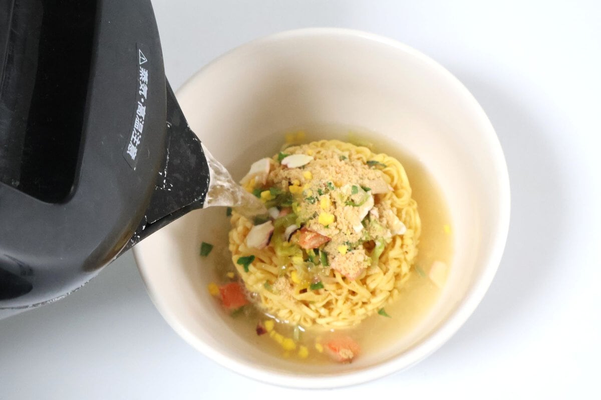 作り方は、麺とスープをお椀に入れてお湯を注ぐだけ