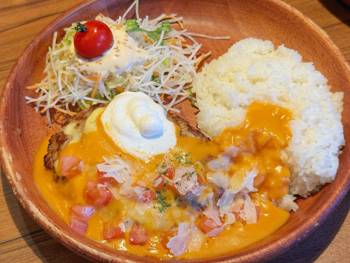 1. コク×ガーリックの濃厚ハーモニー!「ガーリック香るトマトクリームバーグディッシュ」