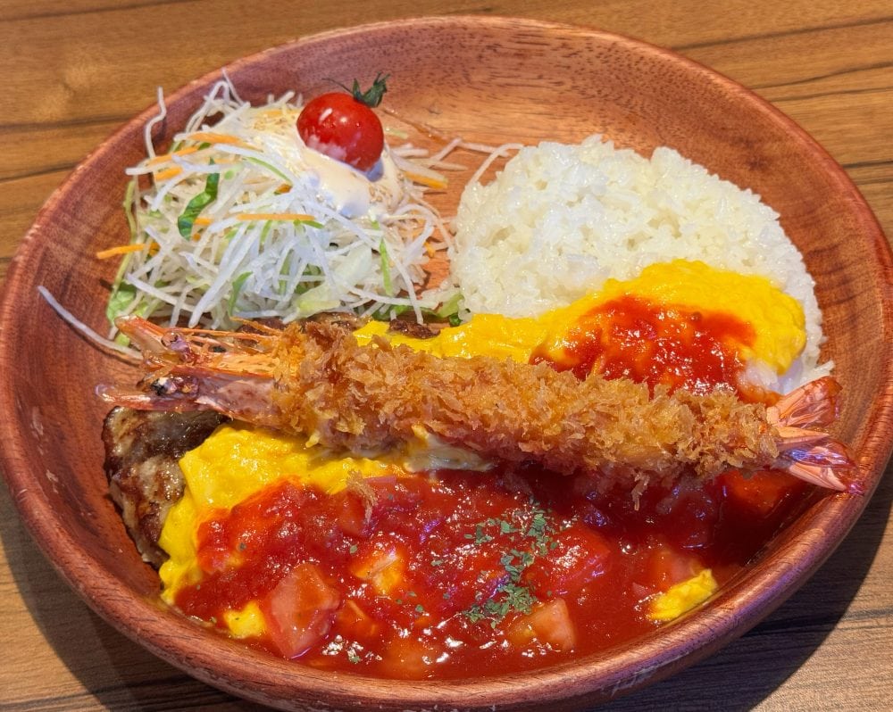 2.洋食界のスターメニューを一皿で!「角切りトマトとびっくりエビフライのオムバーグディッシュ」
