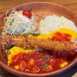 2.洋食界のスターメニューを一皿で！「角切りトマトとびっくりエビフライのオムバーグディッシュ」