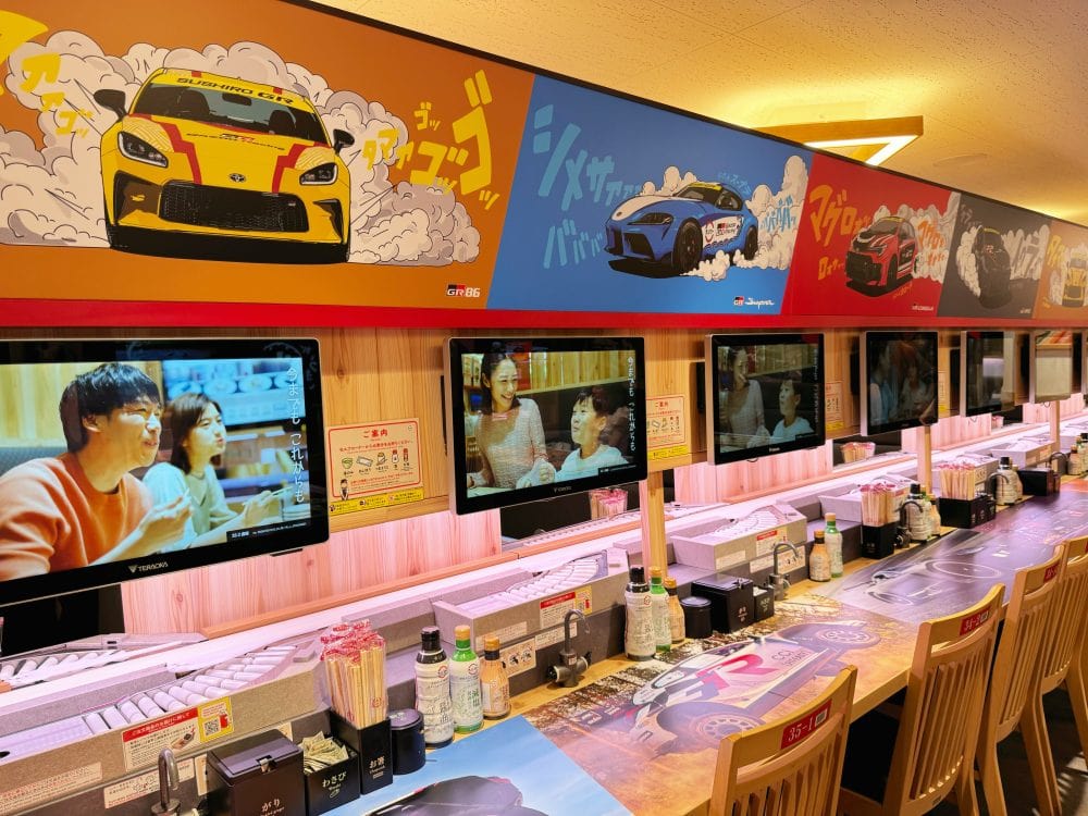 コラボキャンペーン期間中、スシロー新宿西口店がコラボの世界観を体感できる特別な店内装飾を施したスペシャルコラボ店舗に