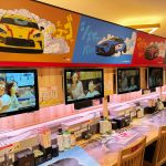 コラボキャンペーン期間中、スシロー新宿西口店がコラボの世界観を体感できる特別な店内装飾を施したスペシャルコラボ店舗に