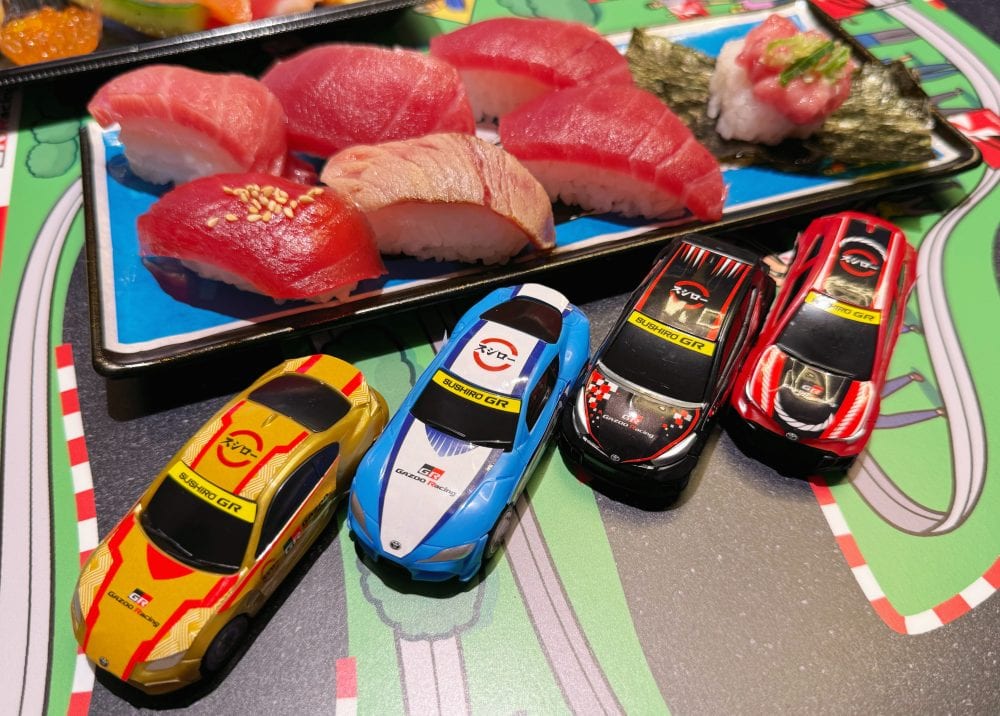 スシロー×GAZOO Racingが異色の初コラボ!?大人も子供もテンション爆上がりのコラボ限定ミニカー&体験型演出がアツすぎる!