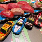 スシロー×GAZOO Racingが異色の初コラボ!?大人も子供もテンション爆上がりのコラボ限定ミニカー&体験型演出がアツすぎる!