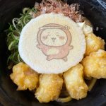 たこぎを着たちいかわのイラストがあしらわれた特製せんべいが現れる嬉しいサプライズも！
