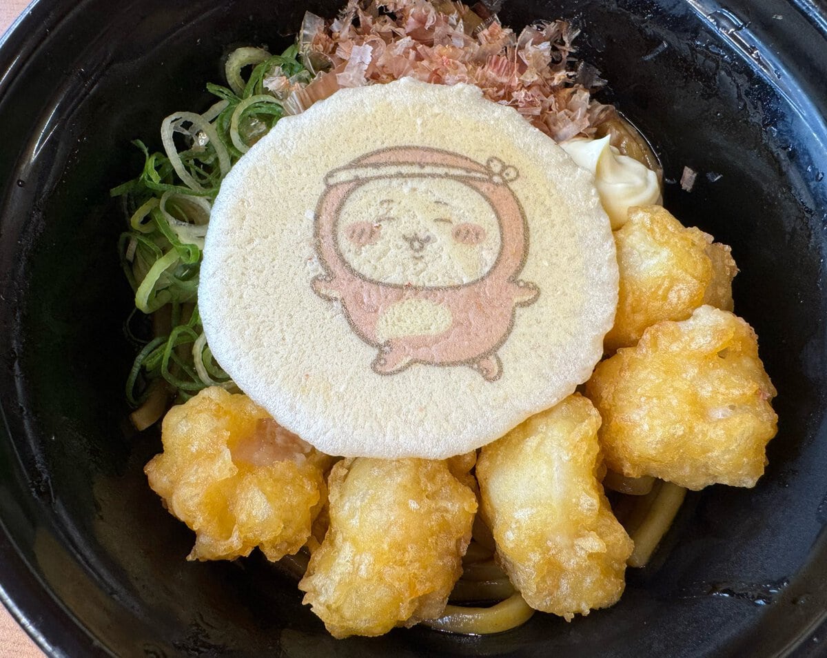 たこぎを着たちいかわのイラストがあしらわれた特製せんべいが現れる嬉しいサプライズも!