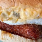 和風チキンカツの甘辛さと、特製タルタルのコク、そしてオムレツのとろ～り感が良い塩梅のバランスで濃厚且つリッチな味わいに