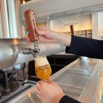 新鮮なビールを、自分で専用タップから注ぐことができる