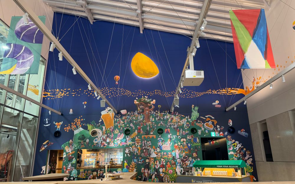 施設の中に入ると、ビル3階分に相当する高さ11.5m×横幅14mの巨大な壁面アートがお出迎え！