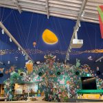 施設の中に入ると、ビル3階分に相当する高さ11.5m×横幅14mの巨大な壁面アートがお出迎え！