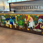 カウンターに手書きで描かれている「ヤッホーブルーイング」人気ビールのキャラたちも可愛い！