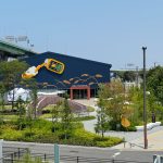 施設に到着してまず目に飛び込んでくるのが、建物の外壁に描かれた巨大な「よなよなエール」のアート！