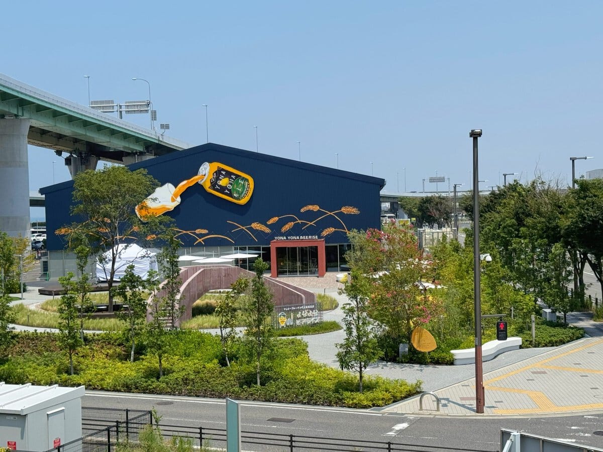 施設に到着してまず目に飛び込んでくるのが、建物の外壁に描かれた巨大な「よなよなエール」のアート!
