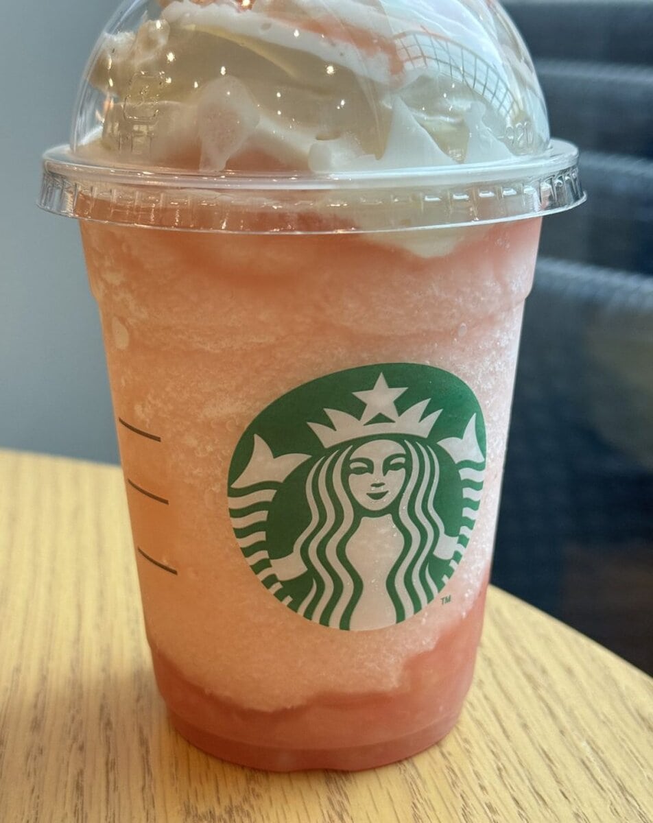 スターバックスコーヒー ヘブンリー ピーチ フラペチーノ Tallサイズのみ テイクアウト￥707 イートイン：￥720 ◆ 販売期間：2025年8月1日（金）～