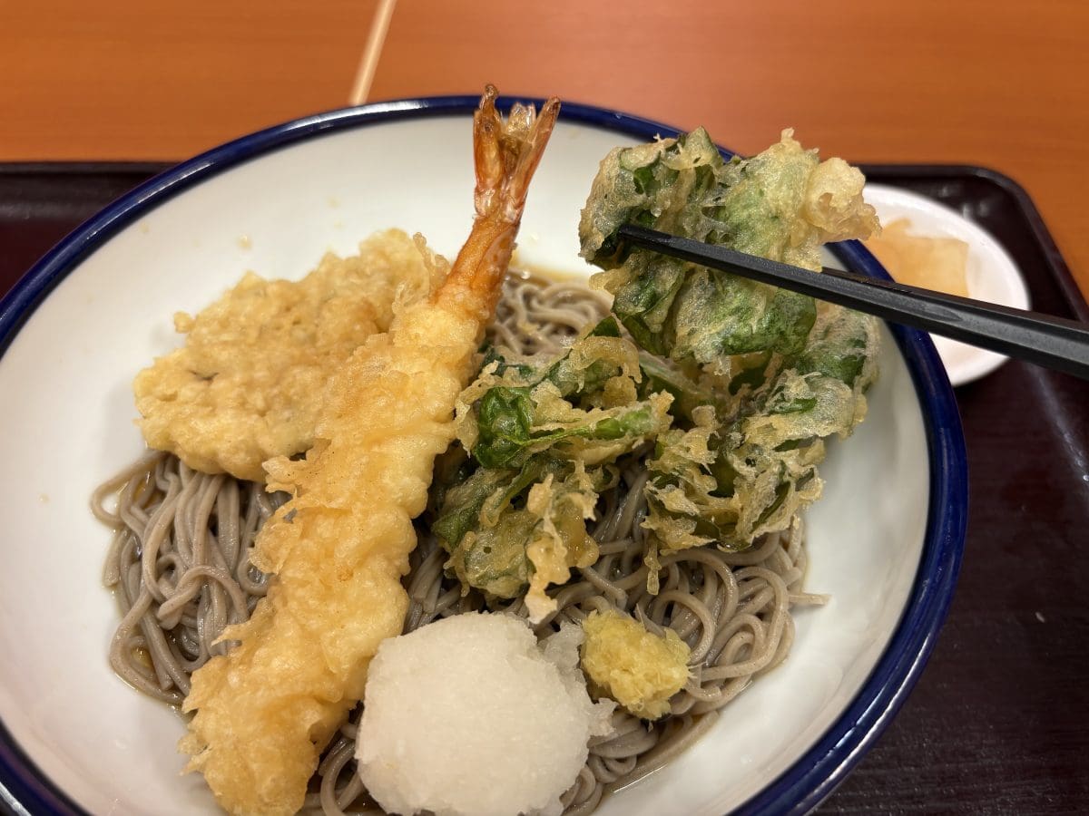 「つるむらさきのつまみ揚げ」は、ちょっぴり粘り気のある食感が特徴的