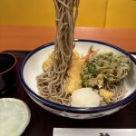 生姜の爽やかな香り、つるむらさきのほのかな苦み……それぞれの天ぷらが織りなす味わいが、「藪そば」と相性抜群！