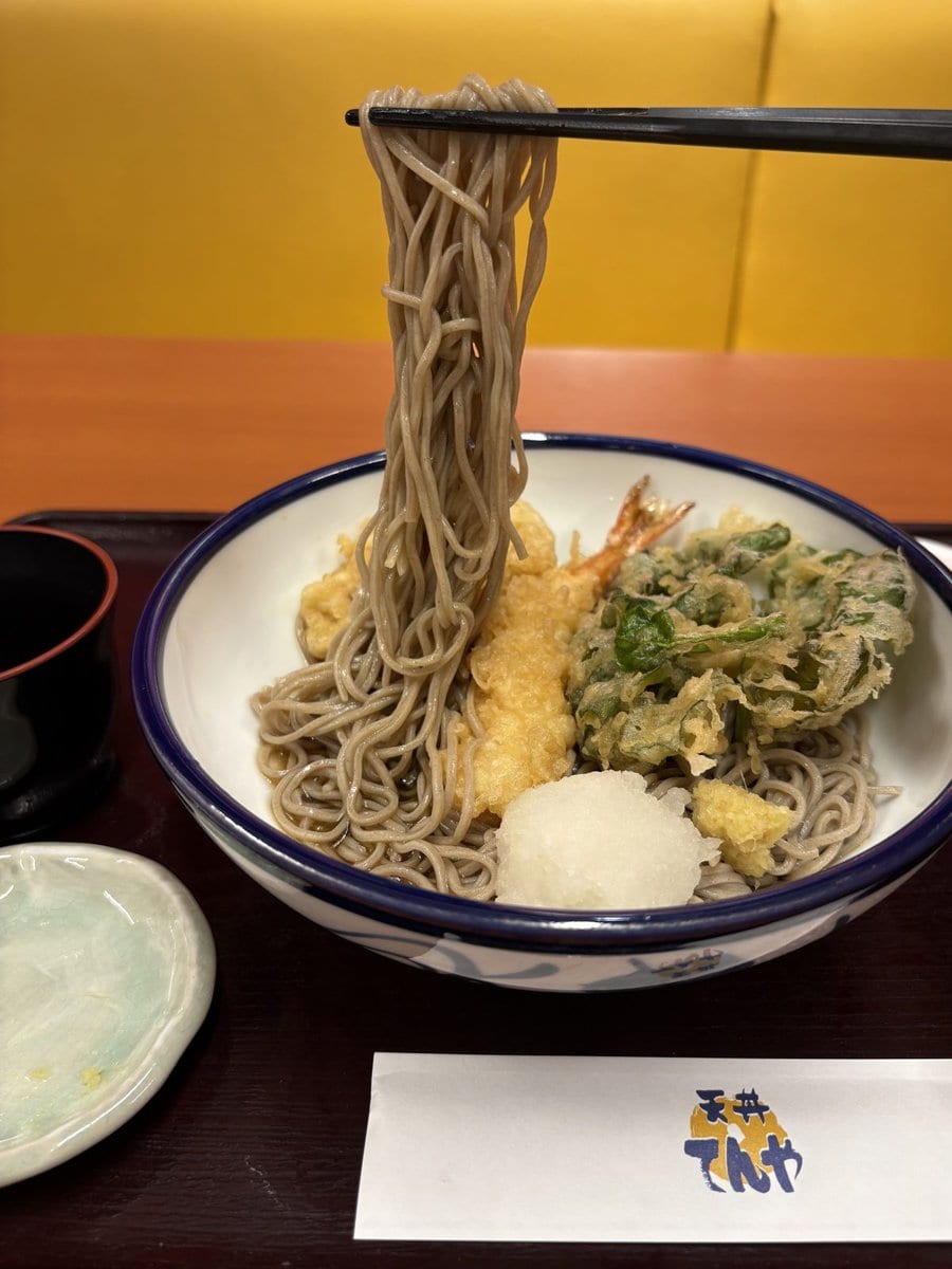生姜の爽やかな香り、つるむらさきのほのかな苦み……それぞれの天ぷらが織りなす味わいが、「藪そば」と相性抜群！