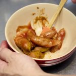 STEP2 ケチャップとカレー粉をウインナーにからめる