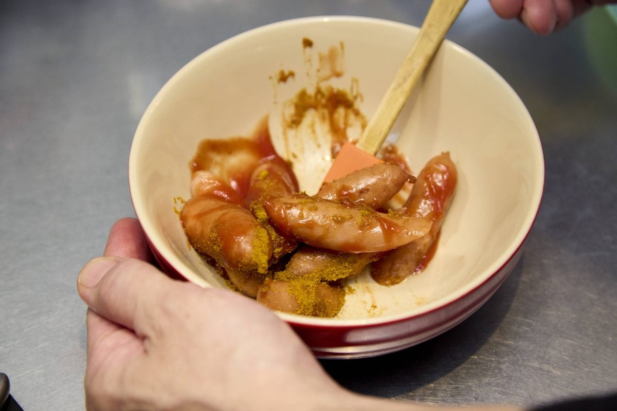 STEP2 ケチャップとカレー粉をウインナーにからめる