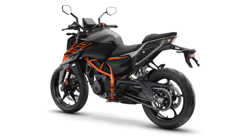 KTMのネイキッドシリーズの流れを継承する「390 DUKE」はリヤビューもアグレッシブな印象