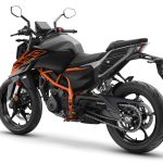 KTMのネイキッドシリーズの流れを継承する「390 DUKE」はリヤビューもアグレッシブな印象