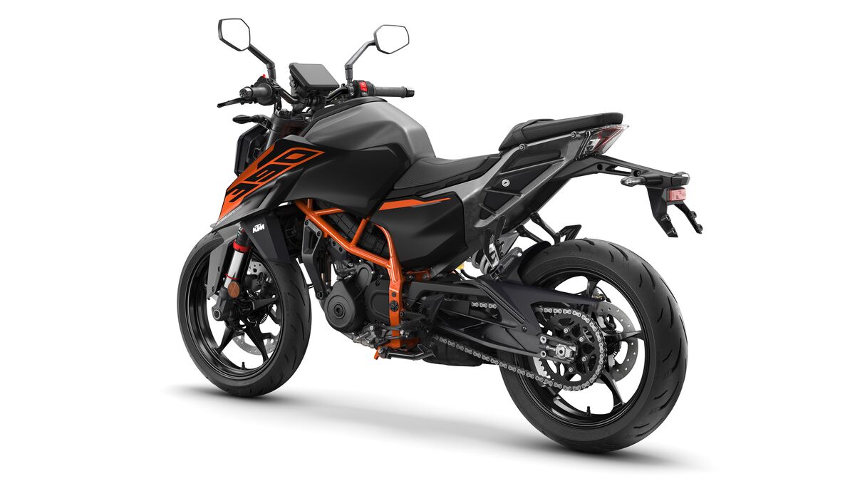 KTMのネイキッドシリーズの流れを継承する「390 DUKE」はリヤビューもアグレッシブな印象