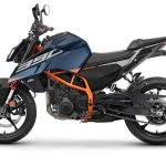 アグレッシブさとスポーティな印象を与えるブルーカラー